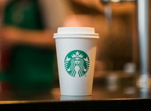Starbucks dedica $ 10 millones para desarrollar una solución de taza totalmente reciclable y compostable