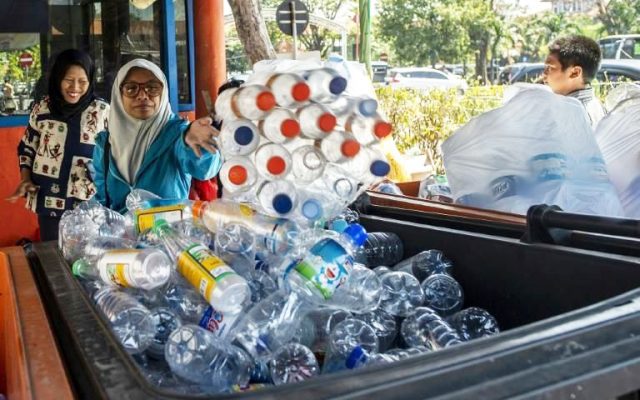 Un boleto cuesta 3 botellas de plástico en Indonesia